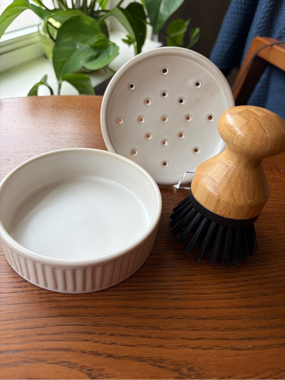 NWT Crate & Barrel Ceramic Soap Saver Dish with Bamboo Brush - Cream